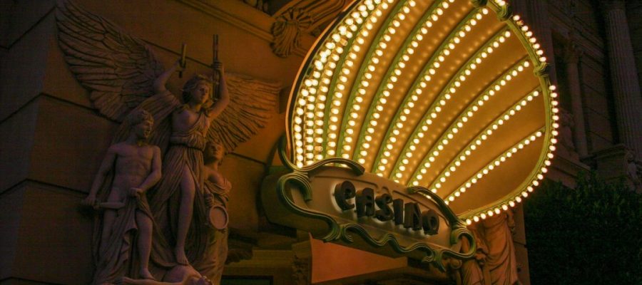 Why Vegas-Style Casino Themes Remain Popular in Online Gaming